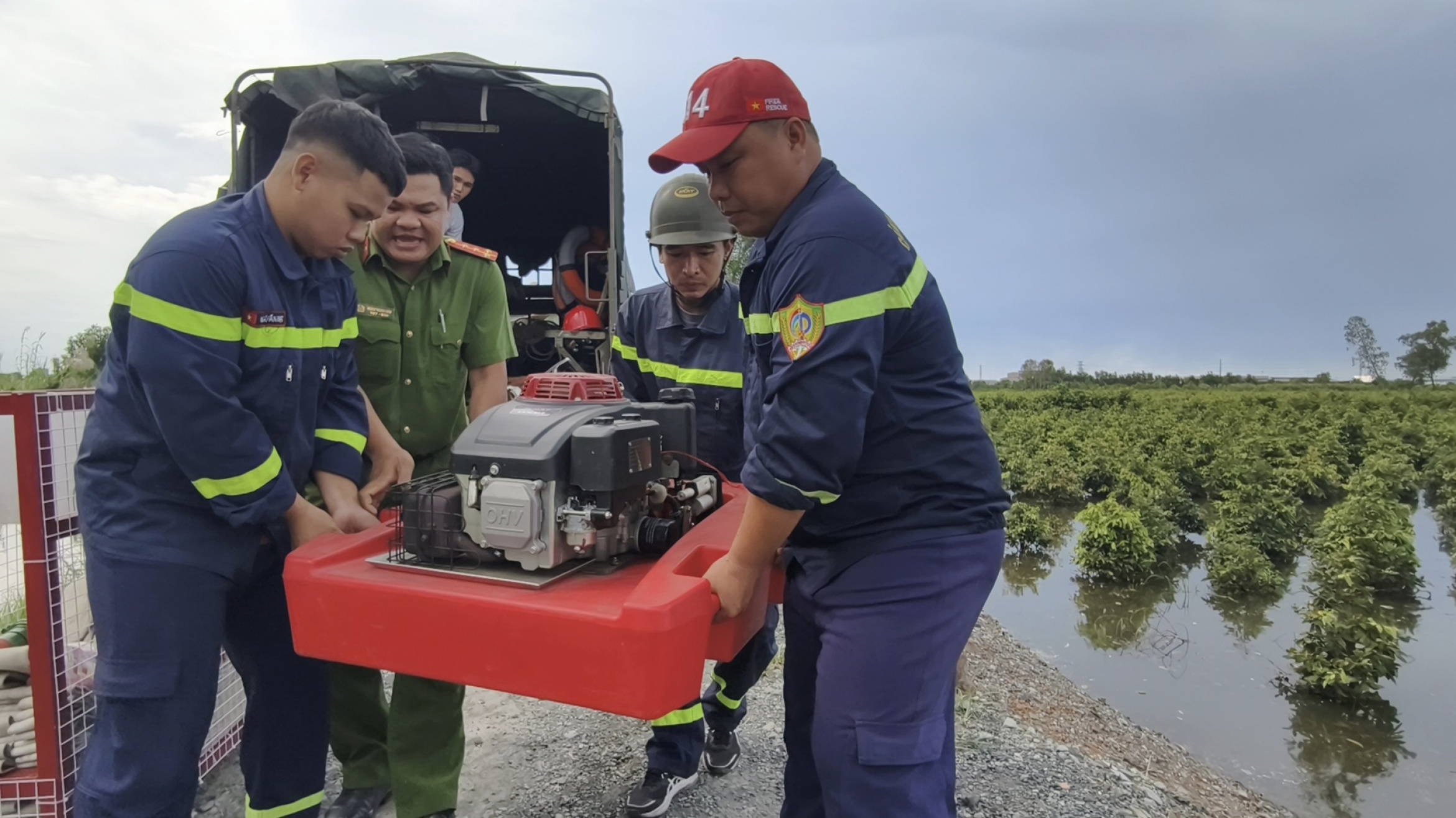 努力抽水拯救平利数十公顷被淹的黄花